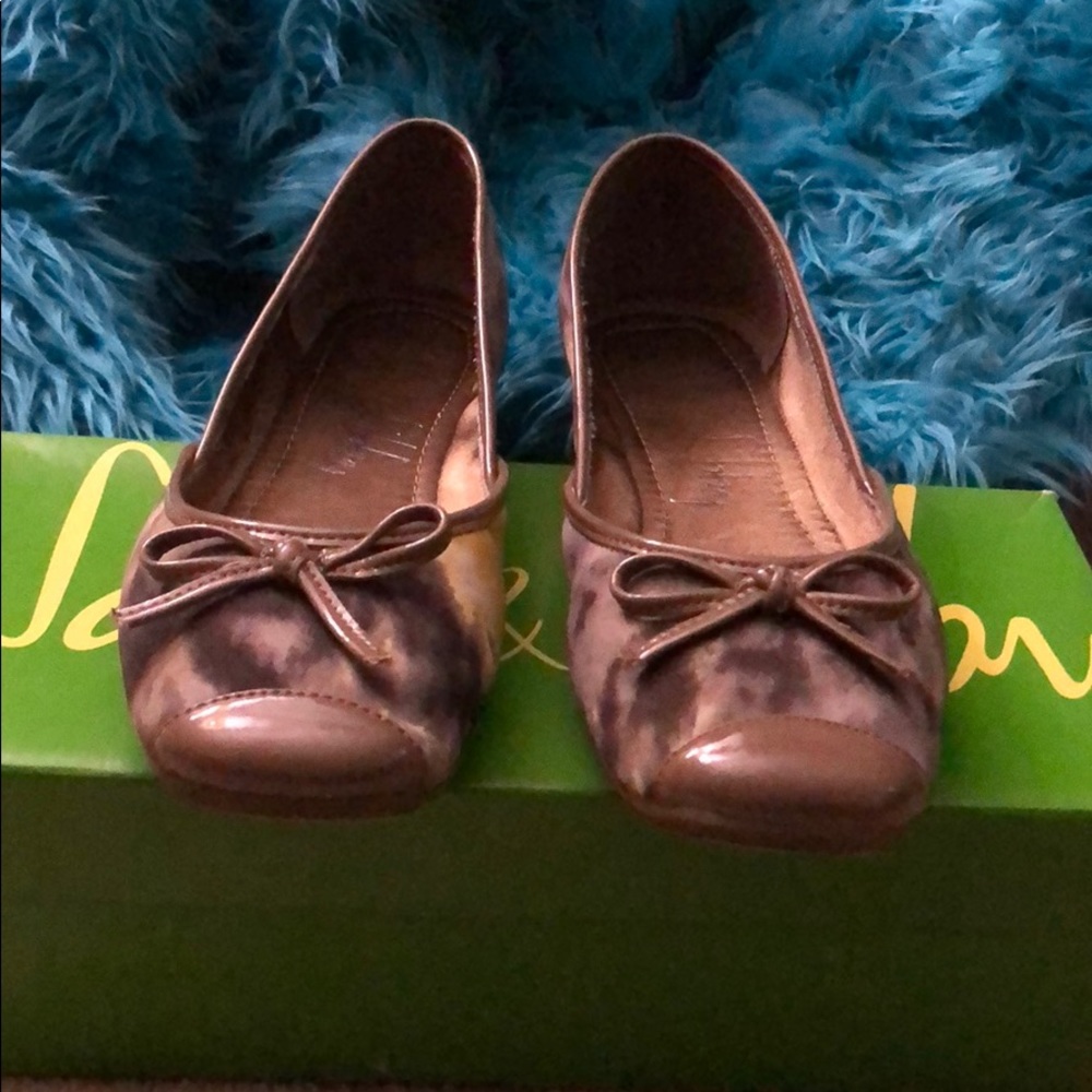 Cute Taupe Flats Sz 8.5